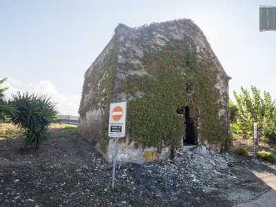 questo nonostante i tanti cartelli posti all�esterno che impartiscono il �divieto di discarica�